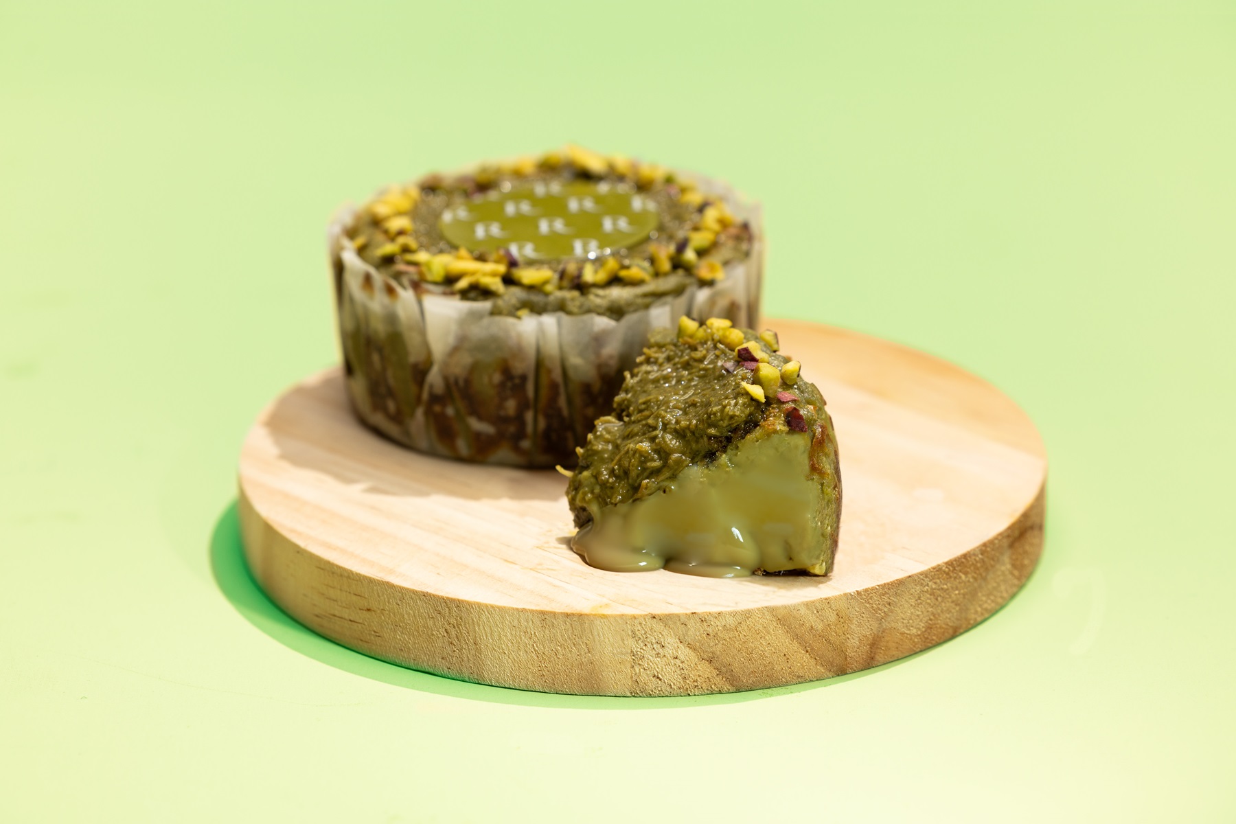 MINI DUBAI CHOCOLATE PISTACHIO BASQUE CHEESECAKE MINI DUBAI CHOCOLATE PISTACHIO BASQUE CHEESECAKE
