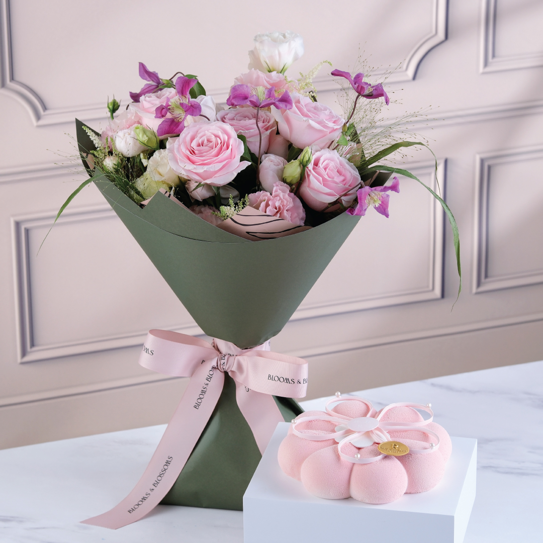 SEASONAL FLOWER BOUQUET WITH ROSE & WHITE PEACH CAKE (1LB)  
